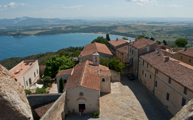 Populonia_with_gulf_of_Baratti