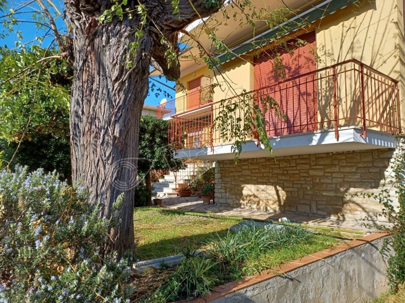 Castiglioncello  Appartamento con giardino, due balconi e posto auto