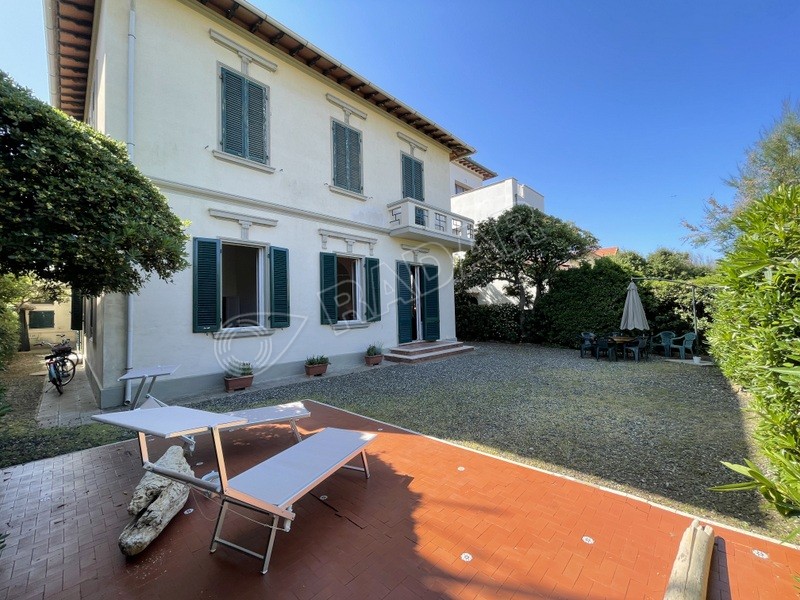 Castiglioncello  Villetta/Villa appartamento al piano terra con ampio giardino, tre camere,50 mt dal mare