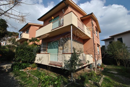 a 400 mt dal mare con balcone e giardino condominiale