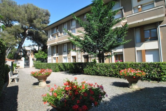 Im ersten Stock mit Balkon und Parkplatz