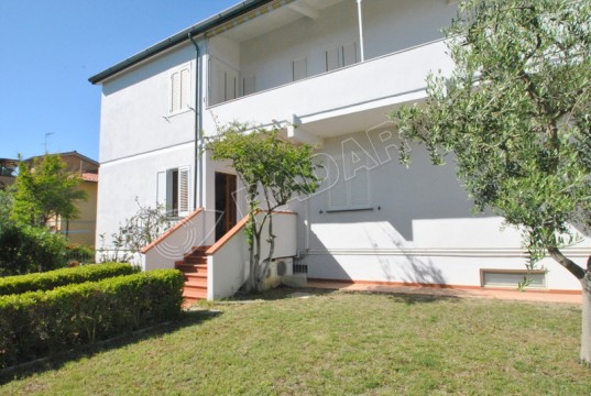 in quadrifamiliare al piano terra rialzato con giardino privato