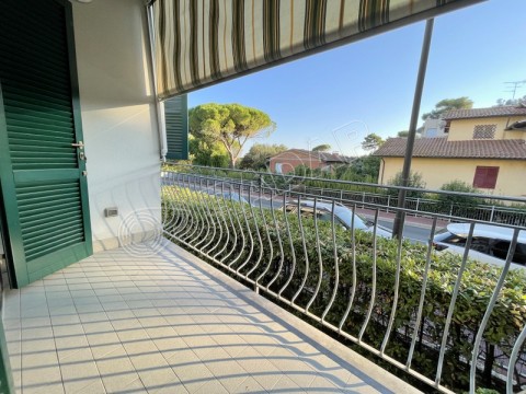 con terrazza e garage a 150 mt dal mare