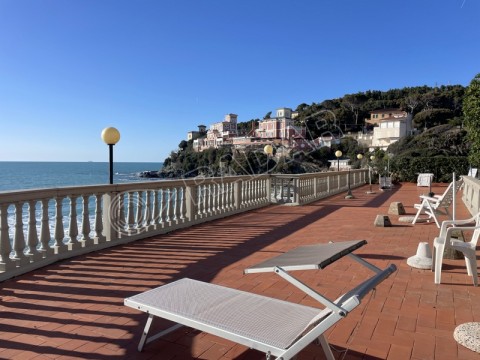 Apartment on the Quercetano Bay