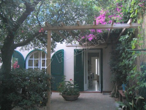 with large garden, two bathrooms and sea view 40 meters from the bay of Caletta