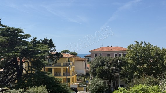 con balcone e doppi servizi a 150 metri dal mare