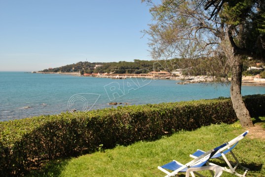in residence sul mare con piscina e posto auto